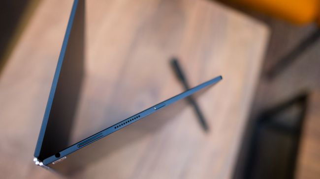 Lenovo YogaBook е невероятно тънак