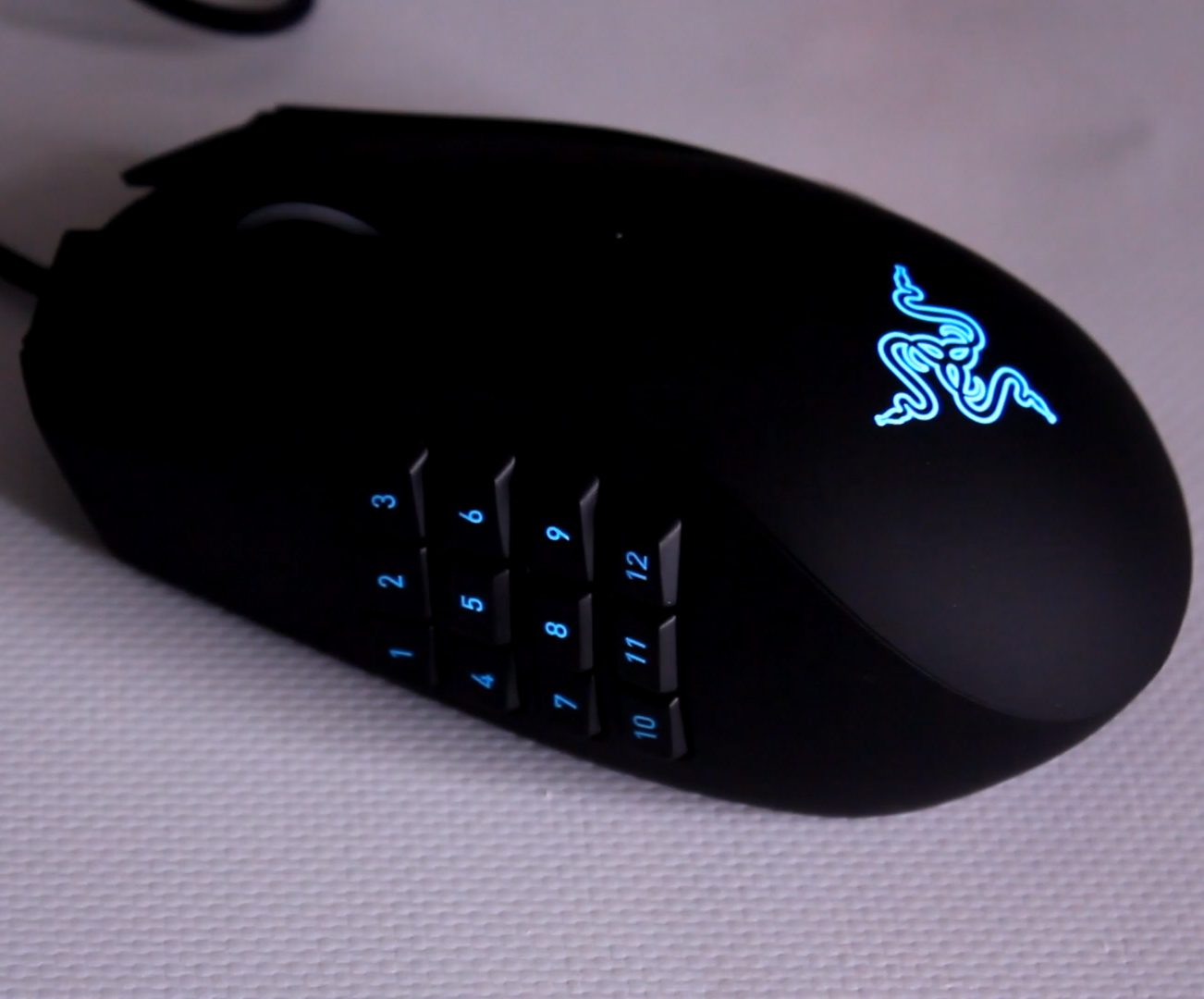 Геймърска мишка Razer Naga Chroma с 12 допълнителни бутона