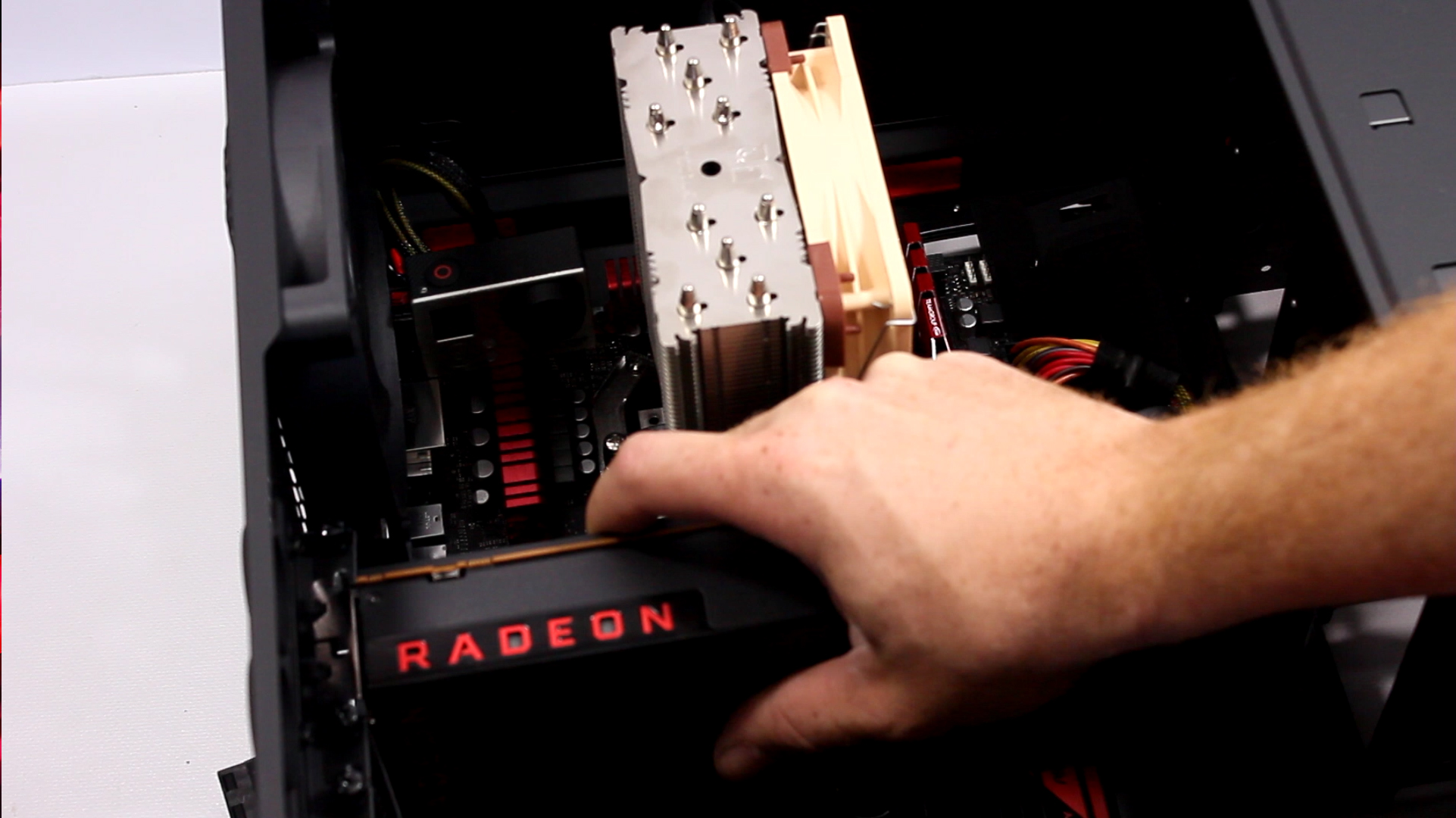 Поставяне на видео карта AMD Radeon RX Vega 64 в компютърна конфигурация